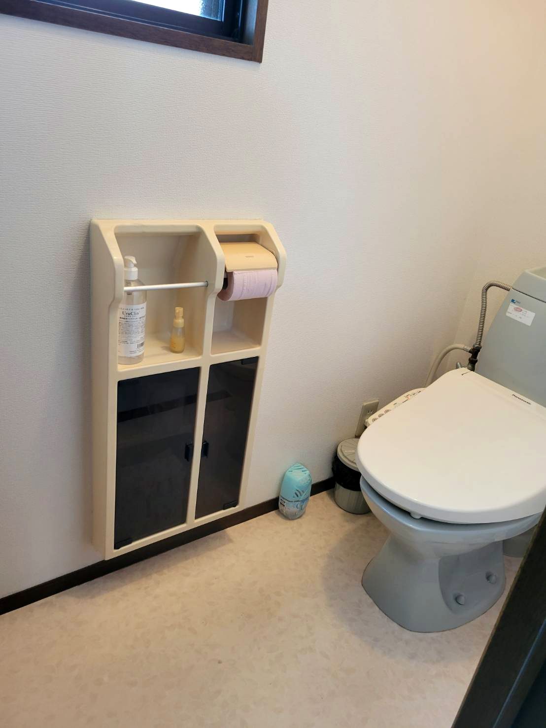 温水洗浄便座つきのトイレと収納棚